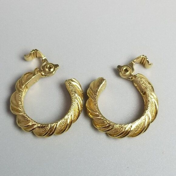 Vintage Monet Gold Tone Clip On Hoop Earrings, Spiral Texture Design, Signed - Picture 3 of 8